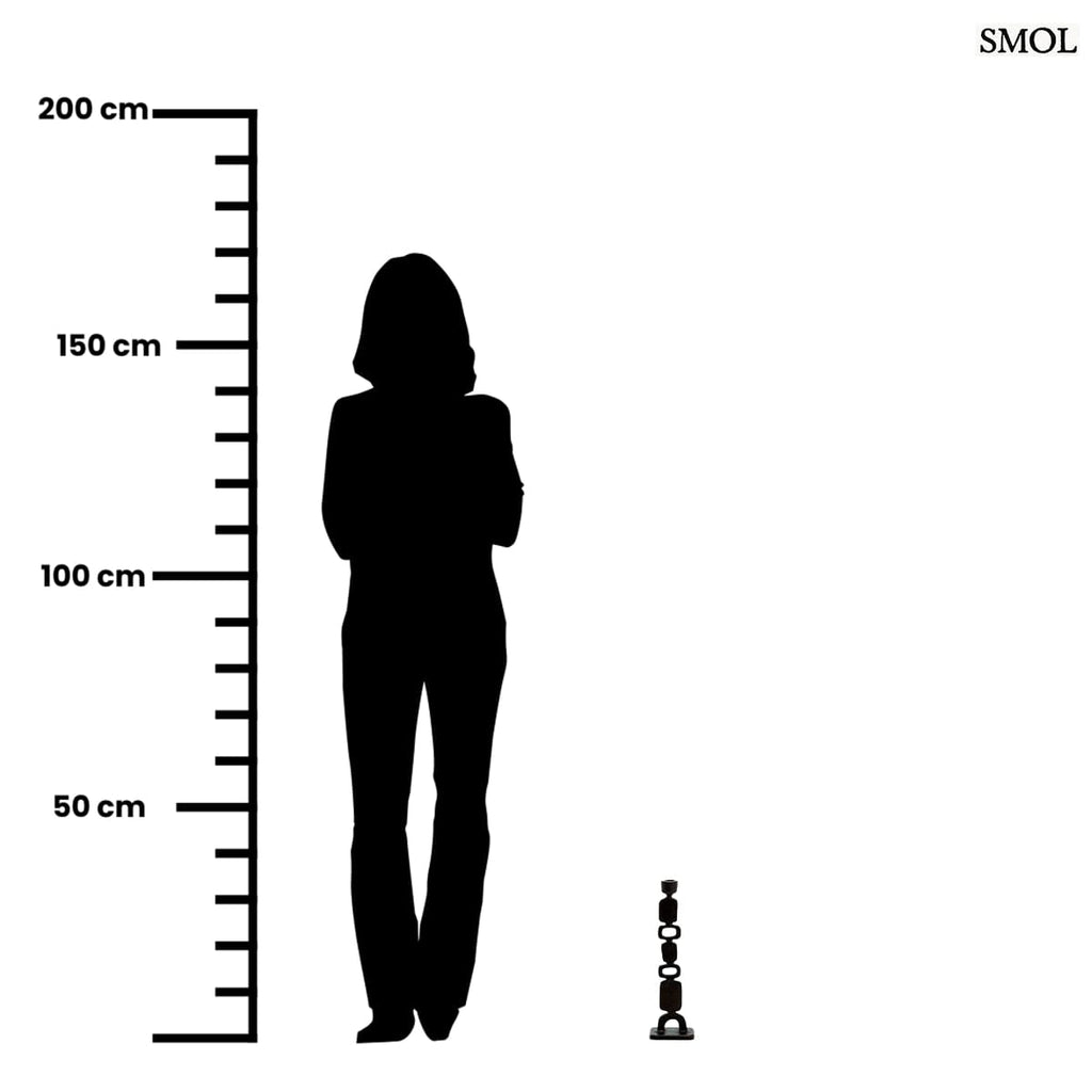 Karakteres fekete gyertyatartó aszimmetrikus, totemszerű formával, méretarányosan