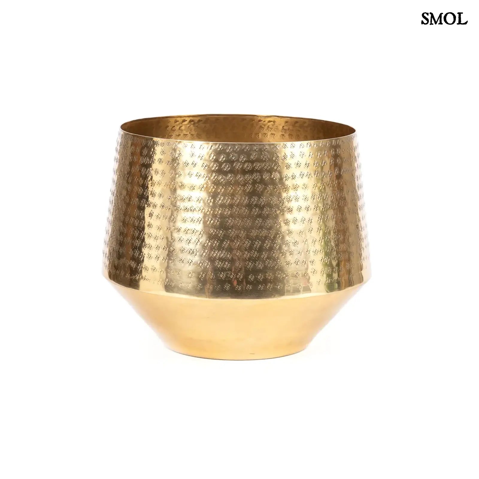 Ragyogó sárgaréz kalapált Planter, fém virágtartó, fehér háttérrel