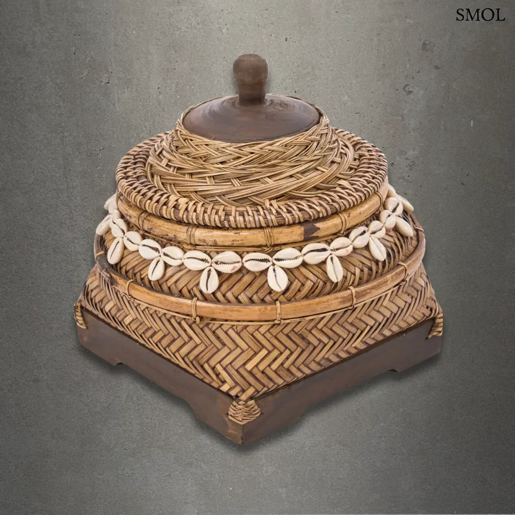 Kézzel font bambusz tároló doboz valódi kagyló díszítéssel és fa fogantyúval, natúr barna színben, szürke háttérrel