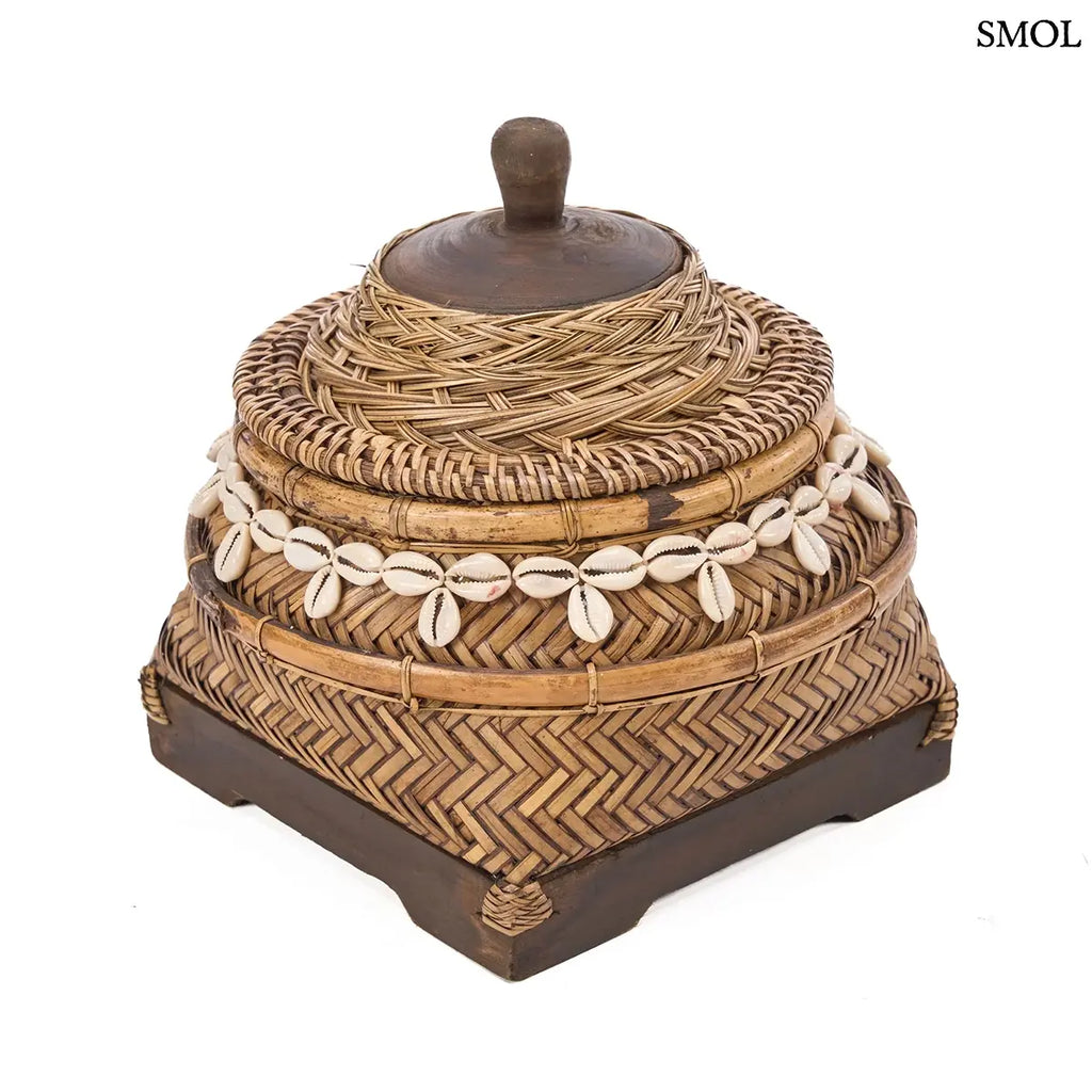 Kézzel font bambusz tároló doboz valódi kagyló díszítéssel és fa fogantyúval, natúr barna színben, ferdén