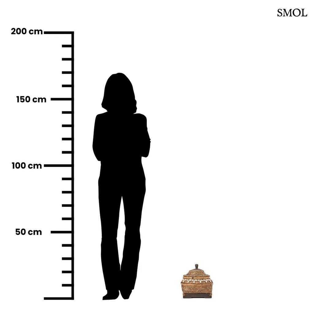 Kézzel font bambusz tároló doboz valódi kagyló díszítéssel és fa fogantyúval, natúr barna színben, méretarányosan