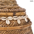 Kézzel font bambusz tároló doboz valódi kagyló díszítéssel és fa fogantyúval, natúr barna színben, kagylók nagyítva