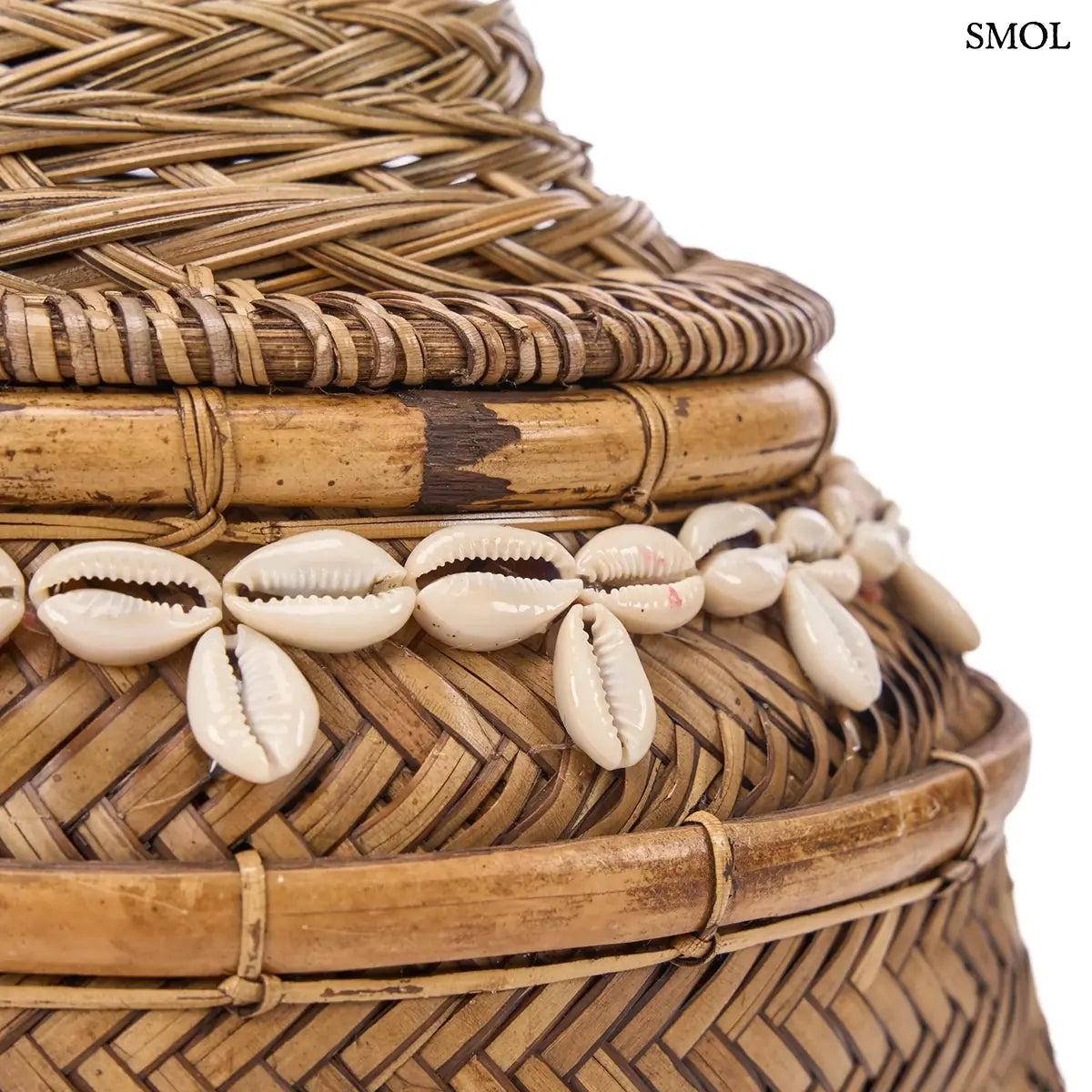 Kézzel font bambusz tároló doboz valódi kagyló díszítéssel és fa fogantyúval, natúr barna színben, kagylók nagyítva