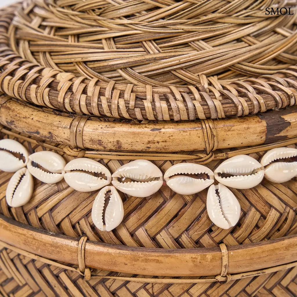 Kézzel font bambusz tároló doboz valódi kagyló díszítéssel és fa fogantyúval, natúr barna színben, oldalról nagyítva