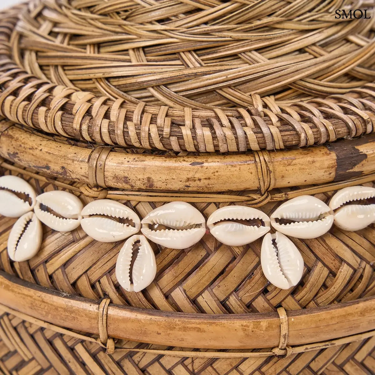 Kézzel font bambusz tároló doboz valódi kagyló díszítéssel és fa fogantyúval, natúr barna színben, oldalról nagyítva