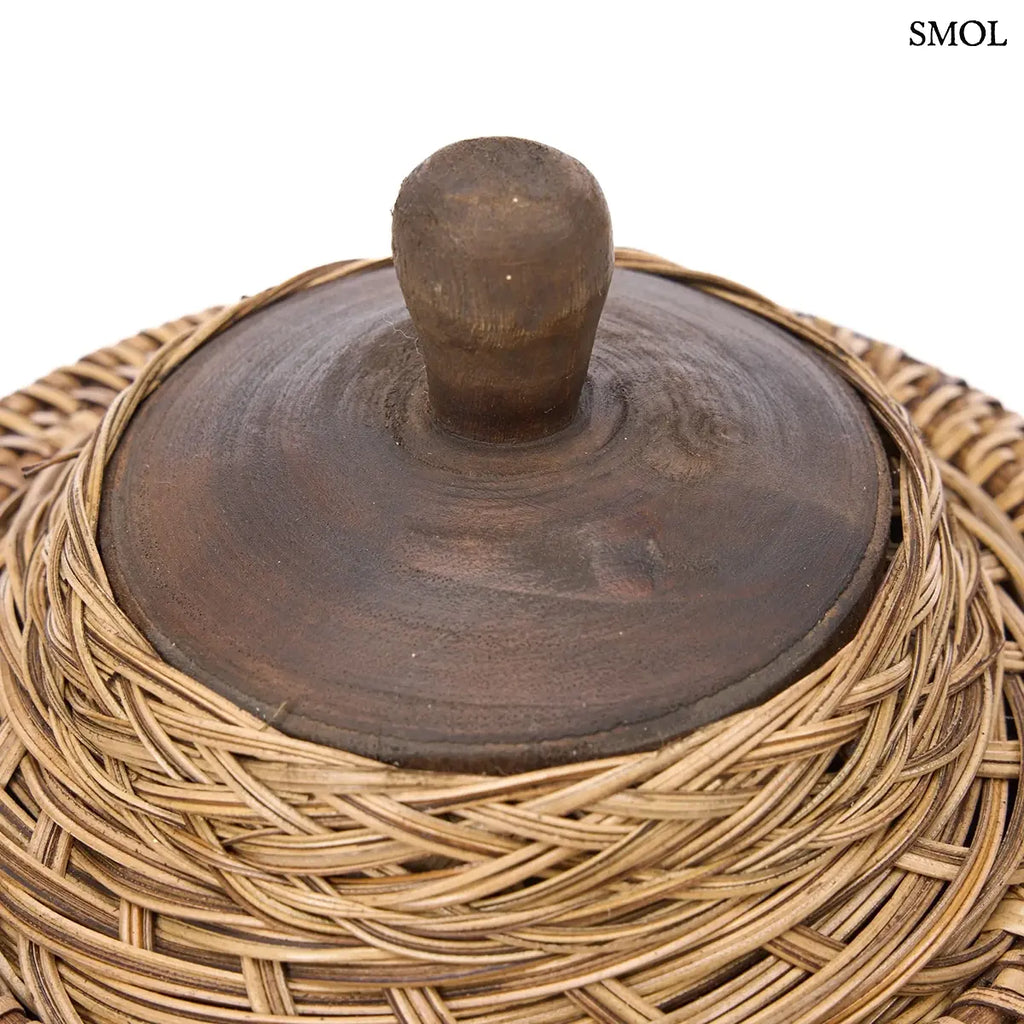 Kézzel font bambusz tároló doboz valódi kagyló díszítéssel és fa fogantyúval, natúr barna színben, fedő nagyítva