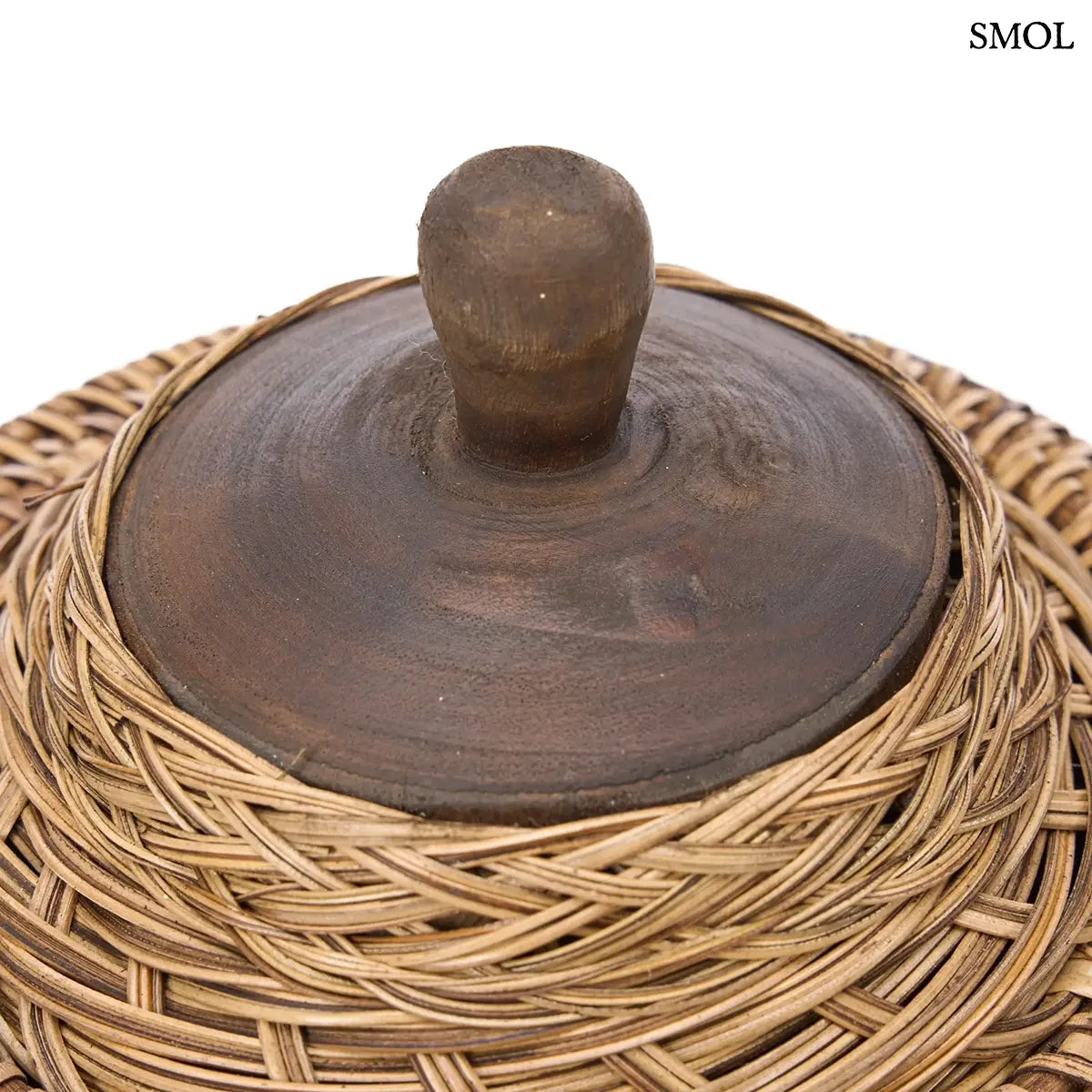 Kézzel font bambusz tároló doboz valódi kagyló díszítéssel és fa fogantyúval, natúr barna színben, fedő nagyítva