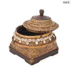 Kézzel font bambusz tároló doboz valódi kagyló díszítéssel és fa fogantyúval, natúr barna színben, elcsúsztatott fedővel