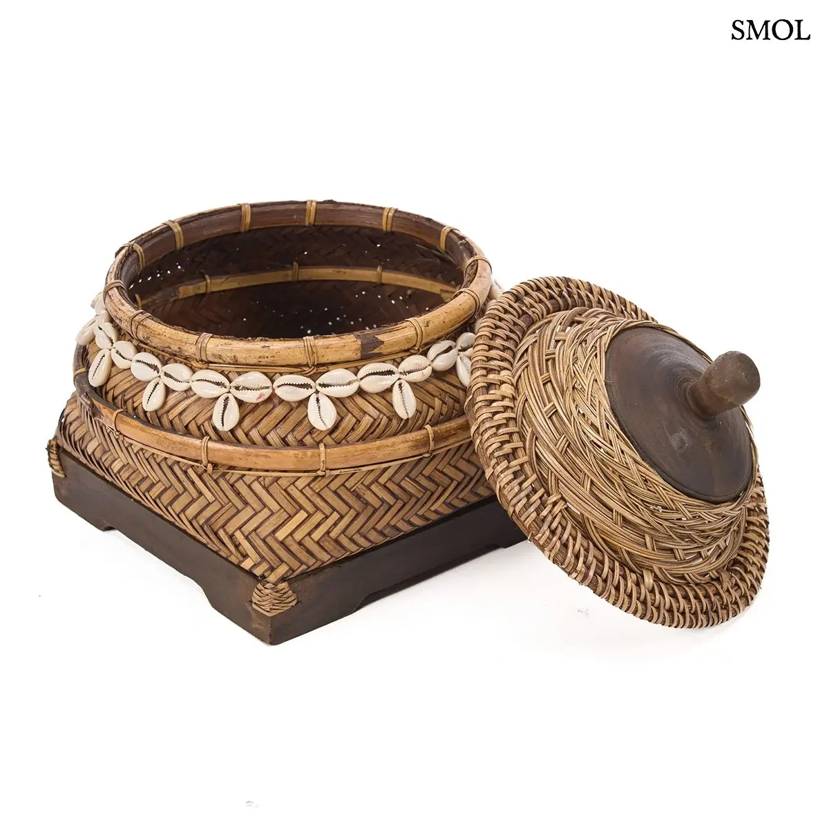 Kézzel font bambusz tároló doboz valódi kagyló díszítéssel és fa fogantyúval, natúr barna színben, fedő nélkül