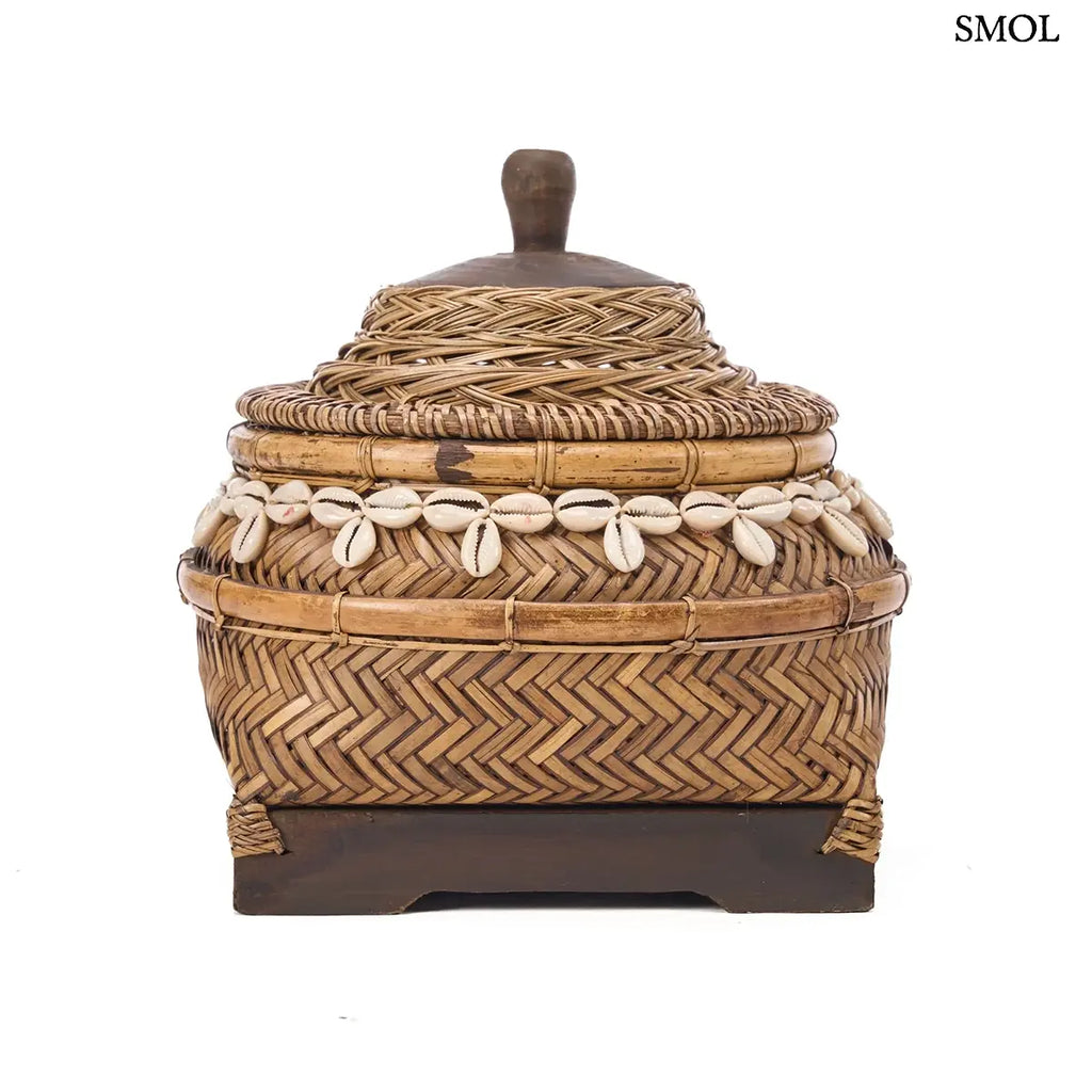 Kézzel font bambusz tároló doboz valódi kagyló díszítéssel és fa fogantyúval, natúr barna színben, oldalról
