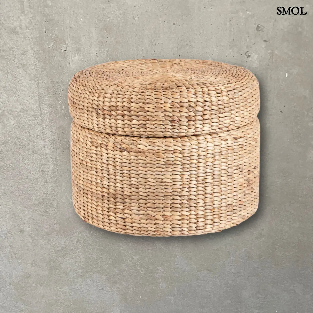 Kerek, fonott tároló puff natúr vízijácintból, zárt fedővel, szürke háttérrel