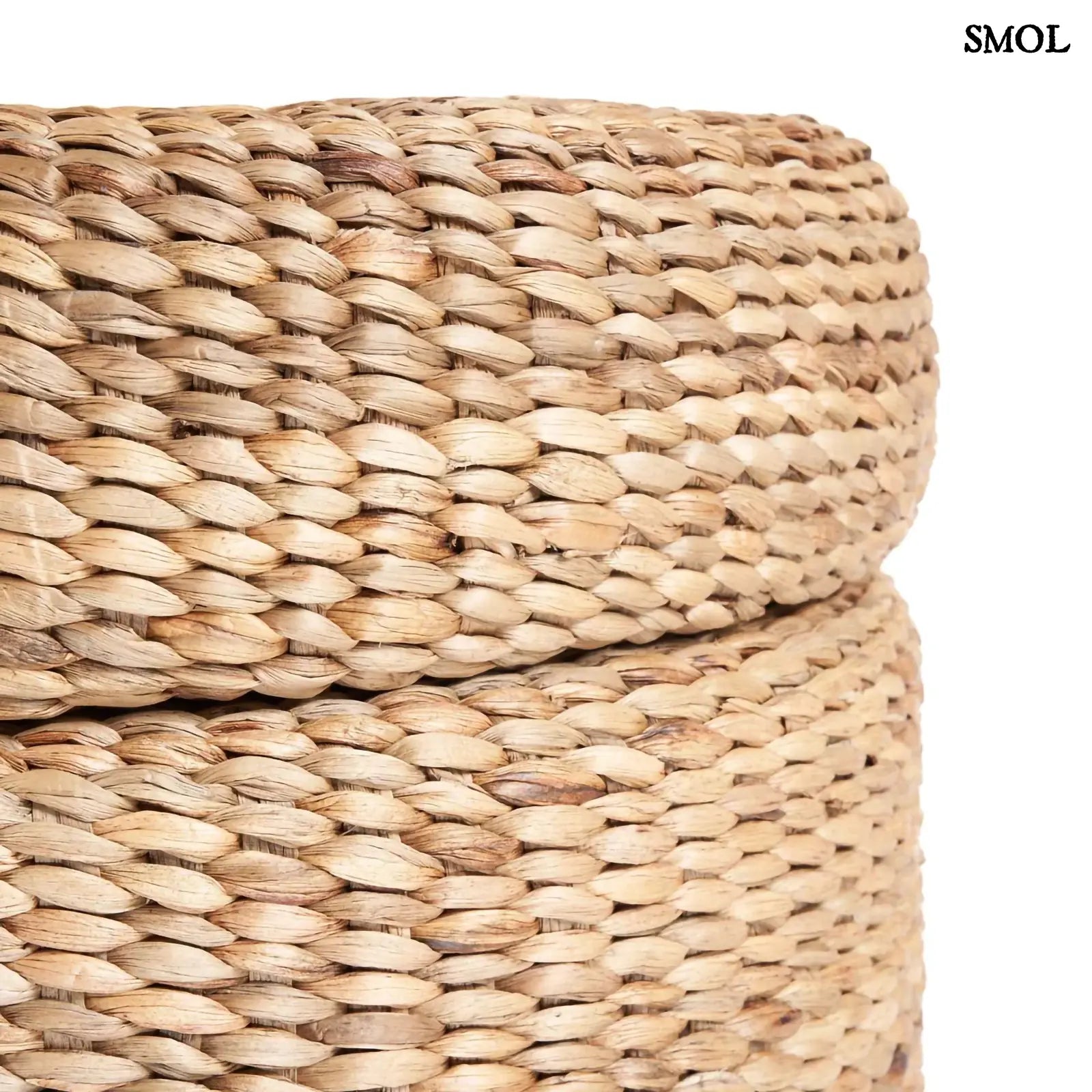 Kerek, fonott tároló puff natúr vízijácintból, zárt fedővel, oldalról nagyítva