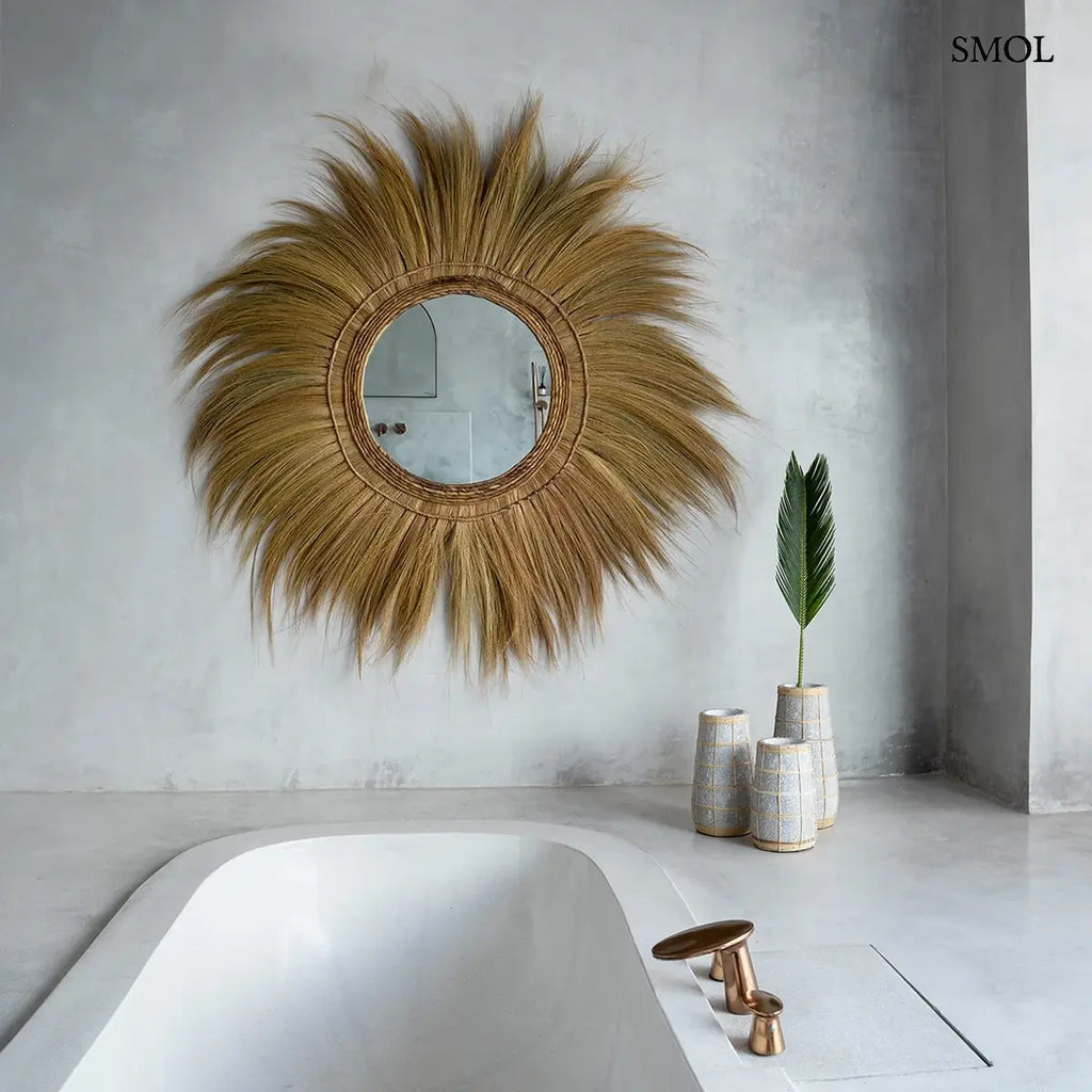 Nagy kerek fonott tükör természetes fű kerettel, XL méret, 120 cm átmérő, fürdőszobában, kád felett vázákkal