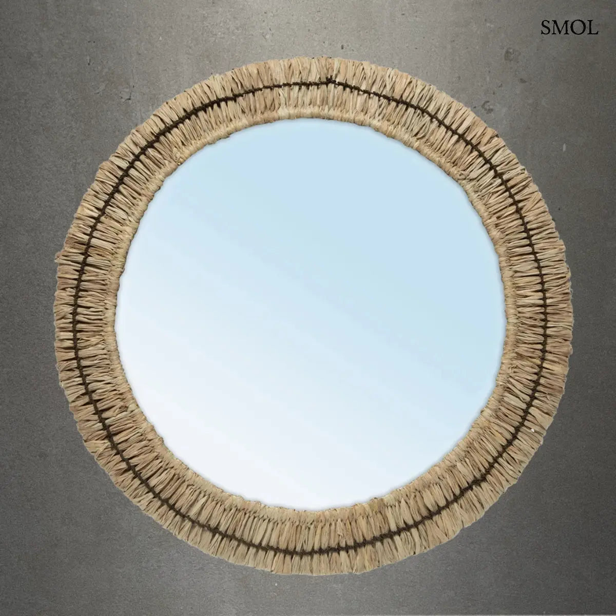 Kerek fonott tükör raffia kerettel és fekete díszítéssel, 51 cm átmérő, szürke háttérrel