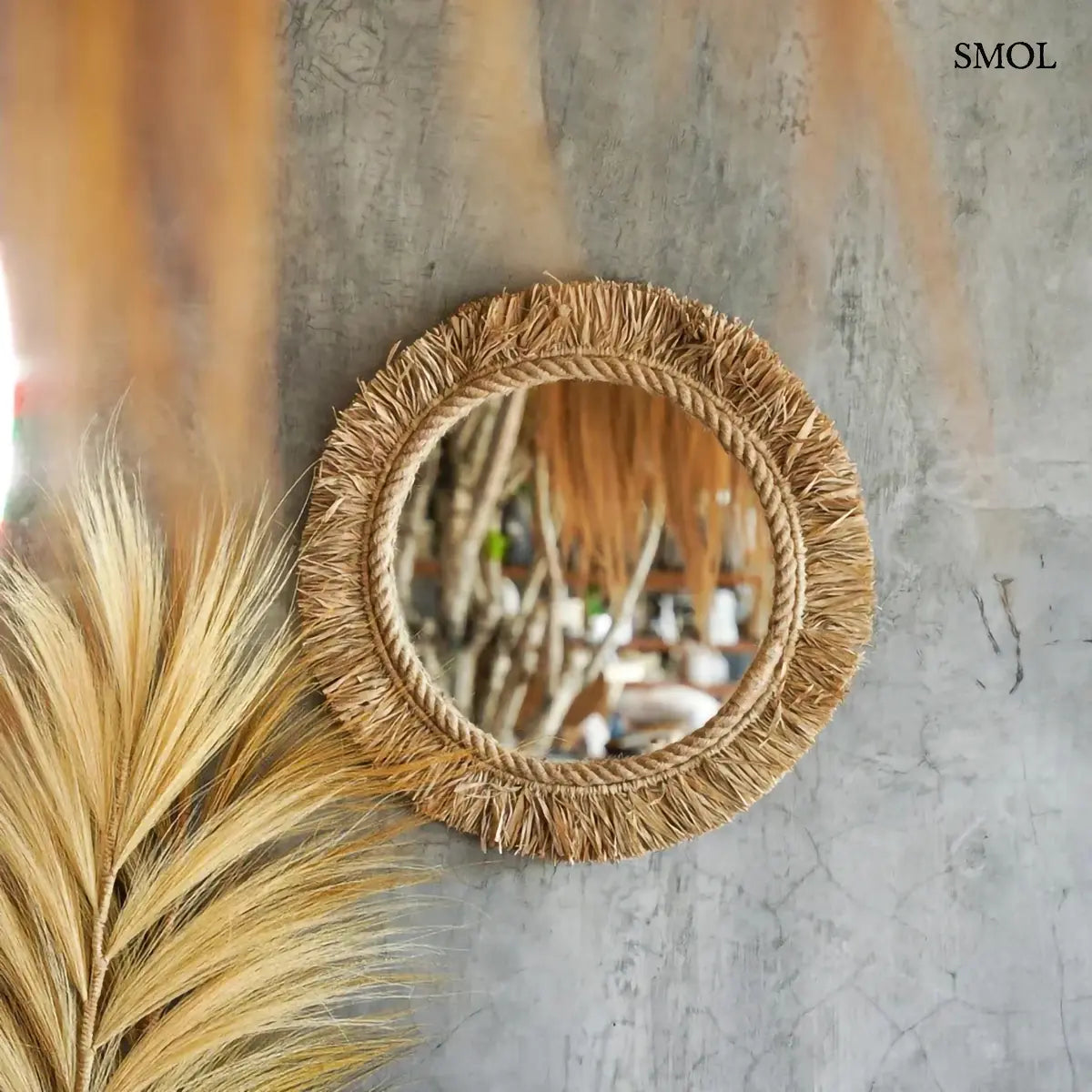 Kerek natúr raffia rojtos fali tükör napkorong formával, 60 cm átmérő, fűvel, szürke falon