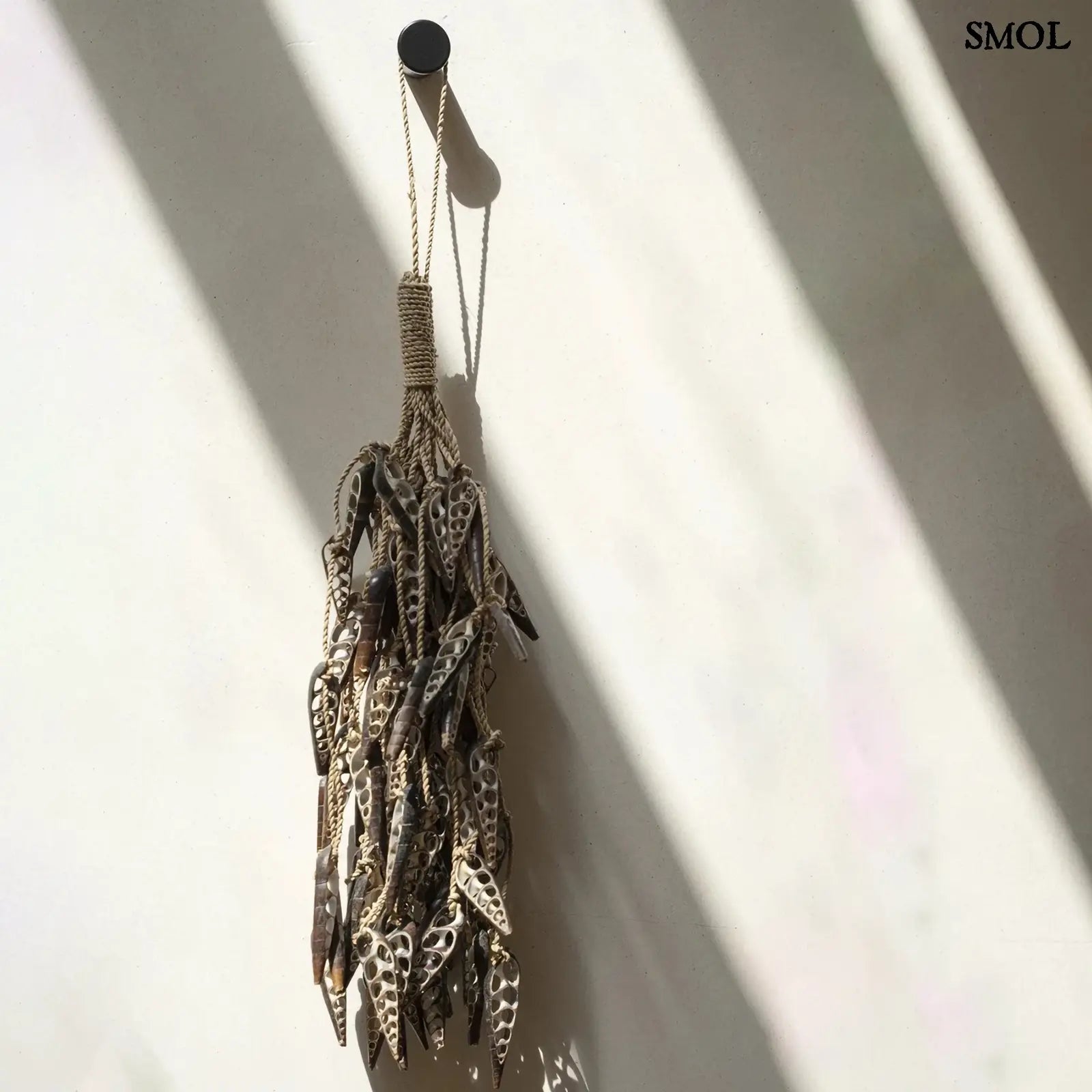 Függődísz Kagylóval – Barna | UNICORN | SMOL - falon lógatva