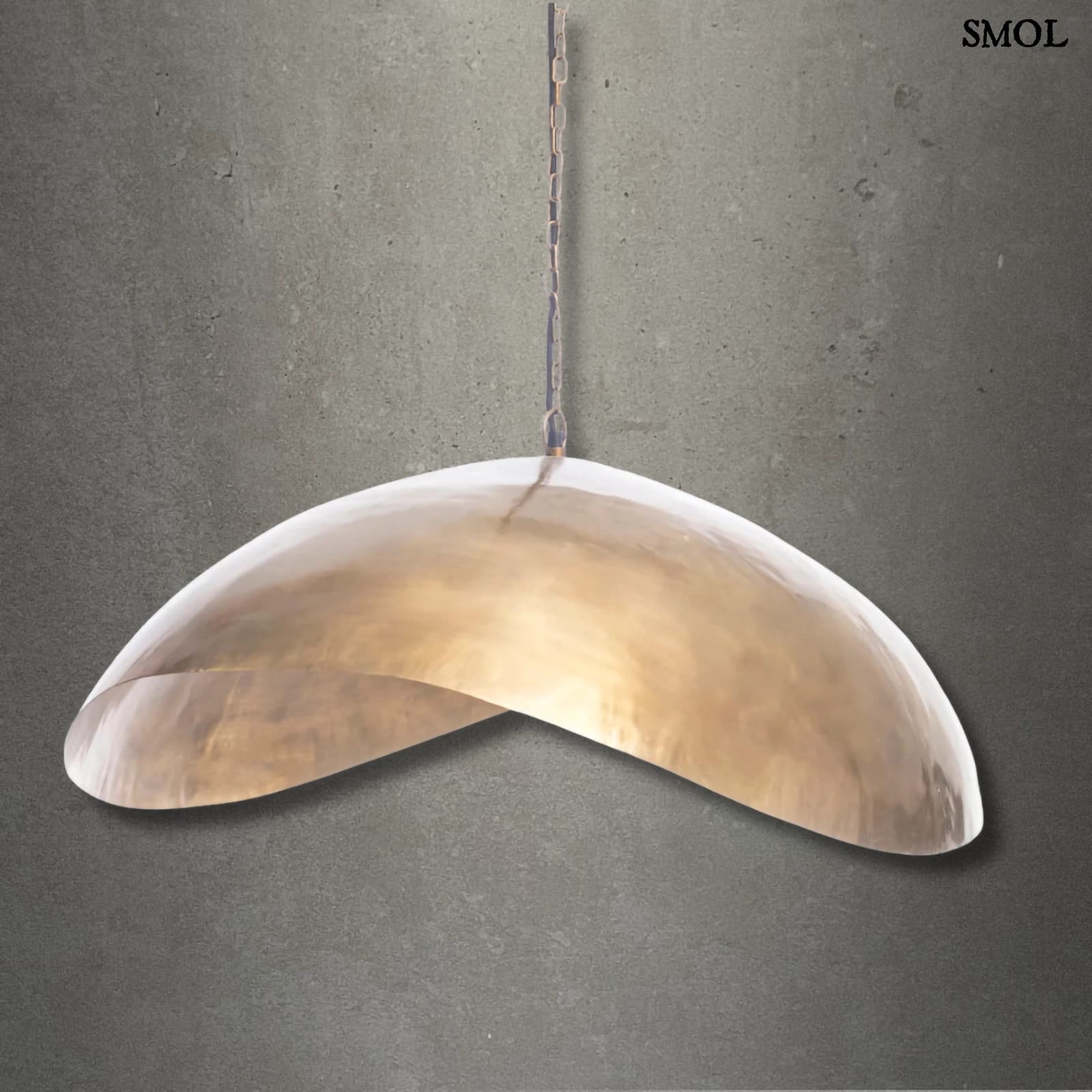 Extra nagy, hullámos függőlámpa sárgaréz/arany színű fémből, egyedi designnal, szürke háttérrel