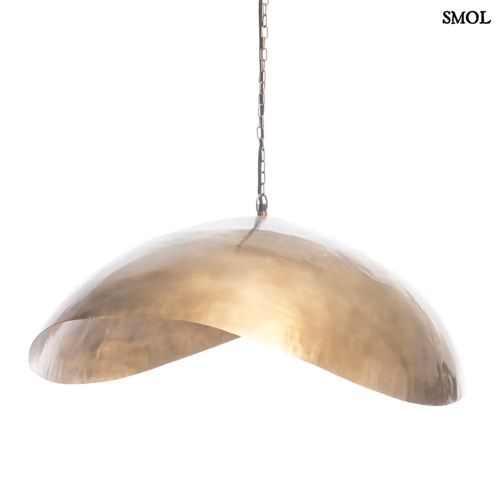 Extra nagy, hullámos függőlámpa sárgaréz/arany színű fémből, egyedi designnal, fehér háttérrel