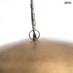 Extra nagy, hullámos függőlámpa sárgaréz/arany színű fémből, egyedi designnal,  akasztó nagyítva