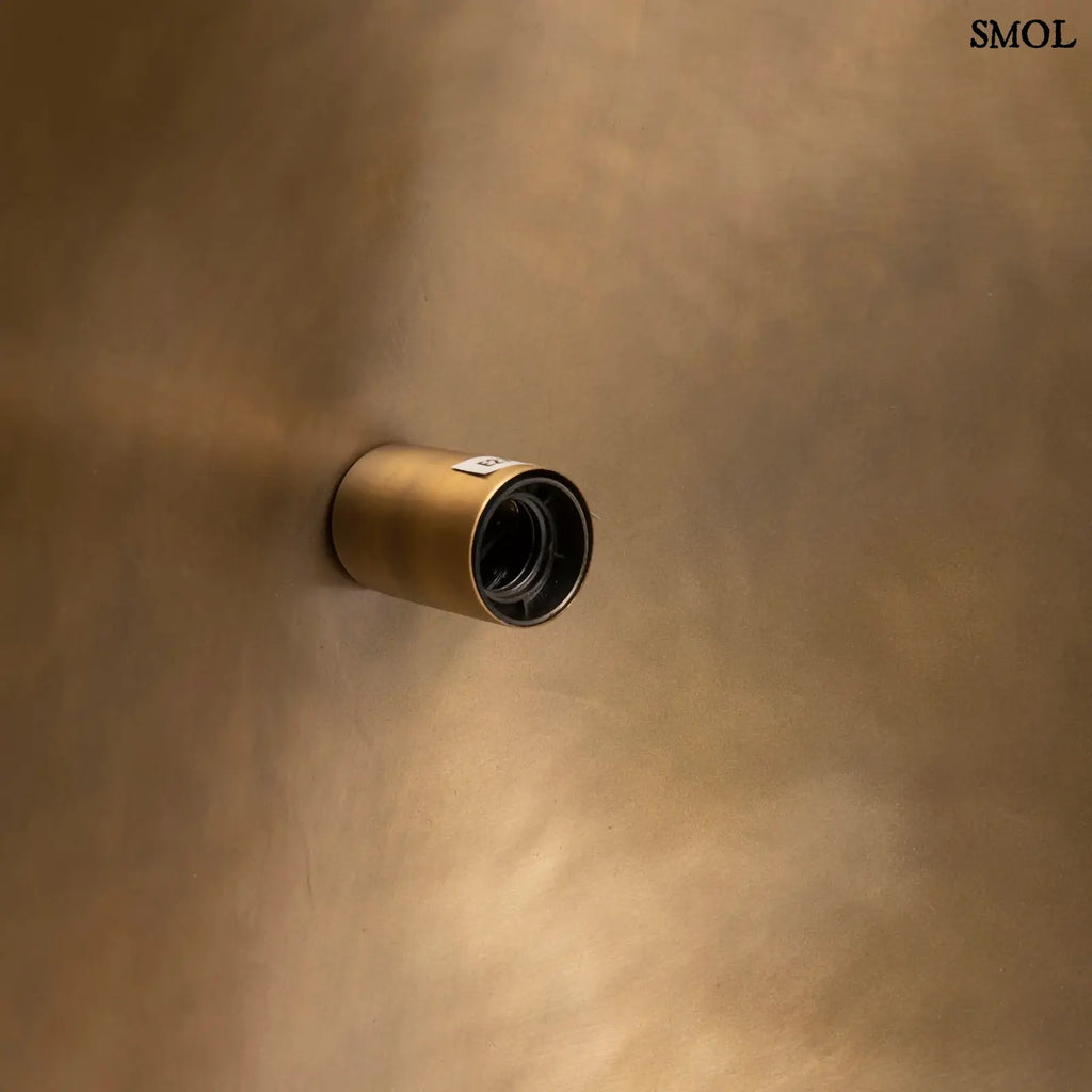 Extra nagy, hullámos függőlámpa sárgaréz/arany színű fémből, egyedi designnal,  foglalat nagyítva