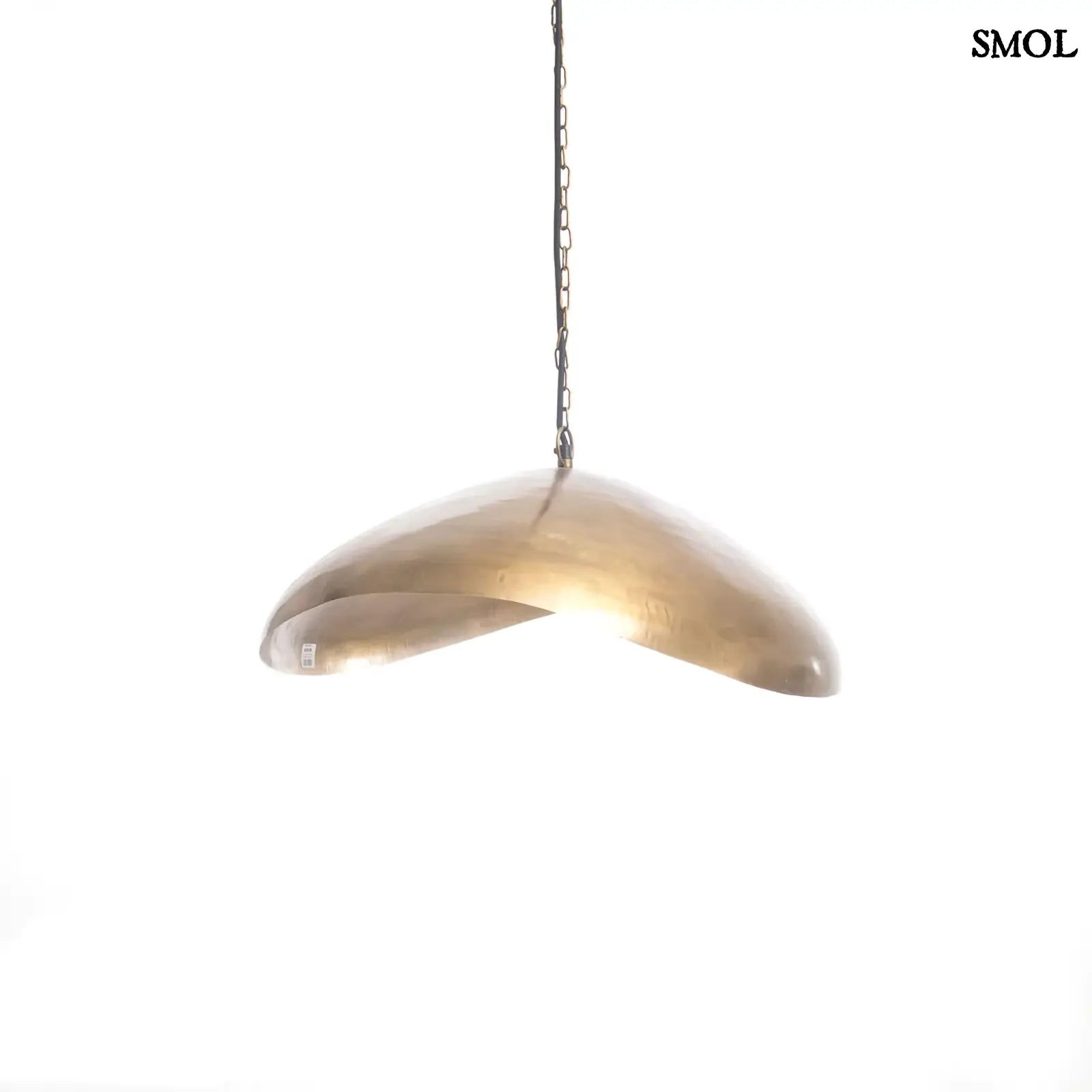 Extra nagy, hullámos függőlámpa sárgaréz/arany színű fémből, egyedi designnal,  fehér háttérrel, felfüggesztve