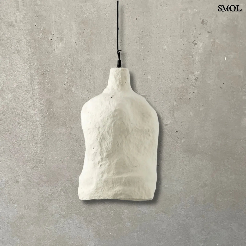 Fehér, papírmasé függőlámpa minimalista, organikus formával natúr háttérrel