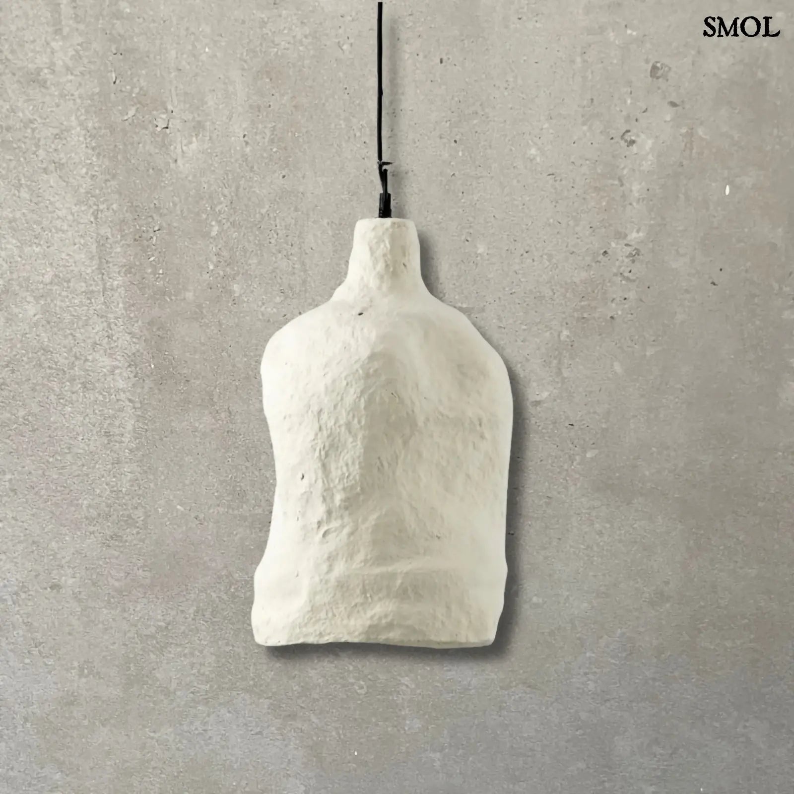 Fehér, papírmasé függőlámpa minimalista, organikus formával natúr háttérrel