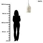 Fehér, papírmasé függőlámpa minimalista, organikus formával méretarányosan