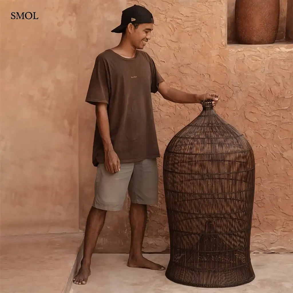 WOVEN BELL sötét dió fonott bambusz függőlámpabúra, indonéz férfival