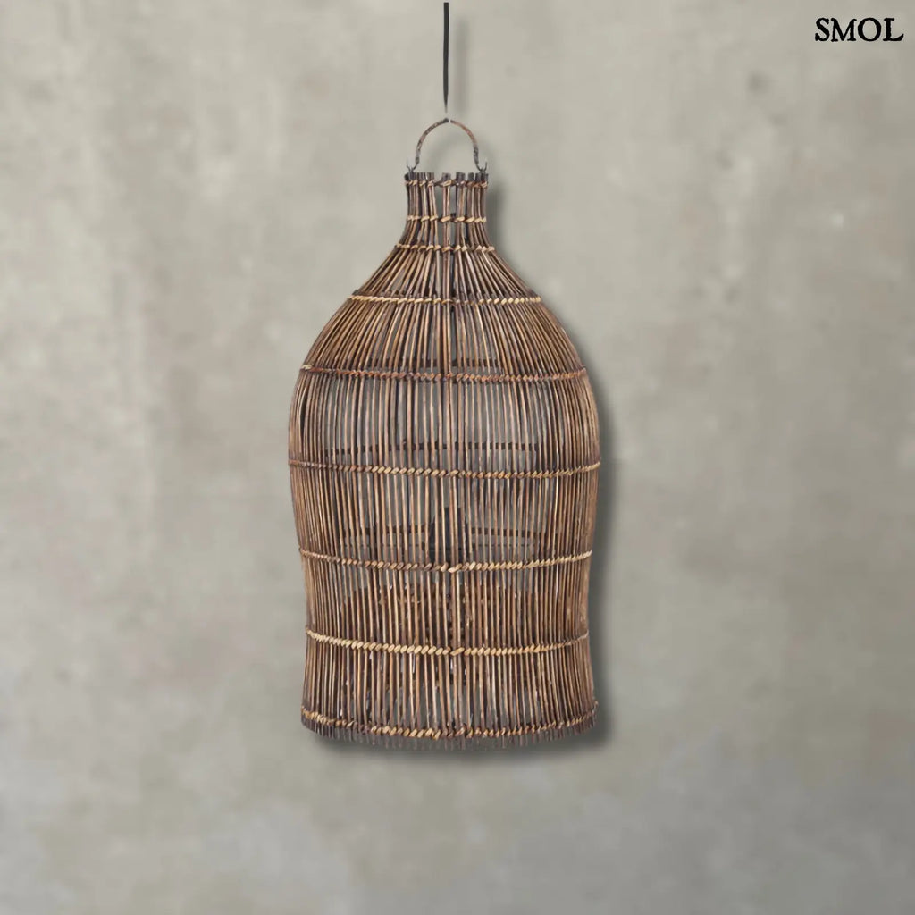 Bambusz függőlámpaernyő sötét diószínben, szürke háttérrel
