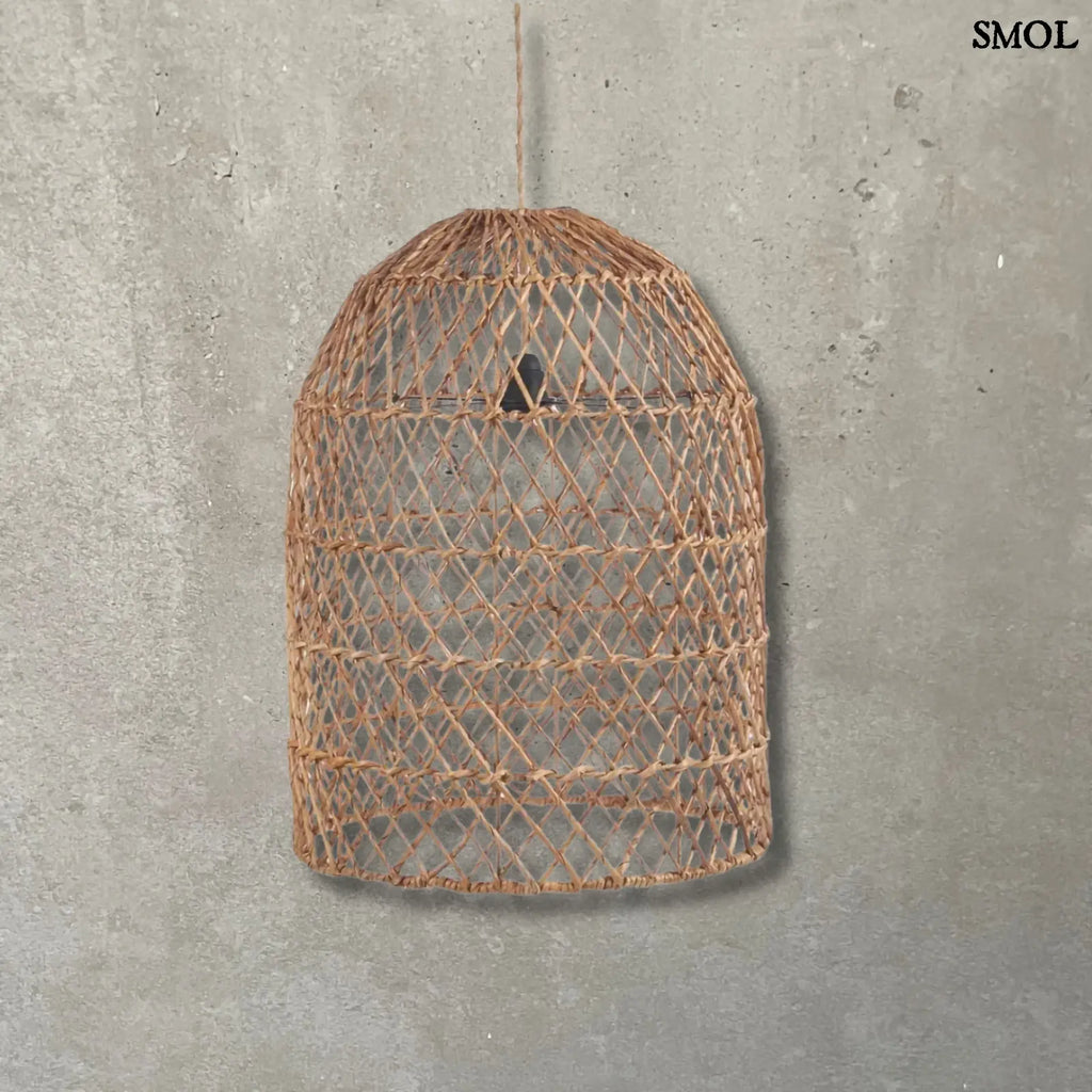 Kézzel fonott, natúr színű banánlevél függőlámpaernyő szürke háttérrel