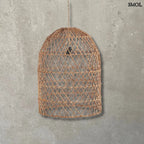 Kézzel fonott, natúr színű banánlevél függőlámpaernyő szürke háttérrel