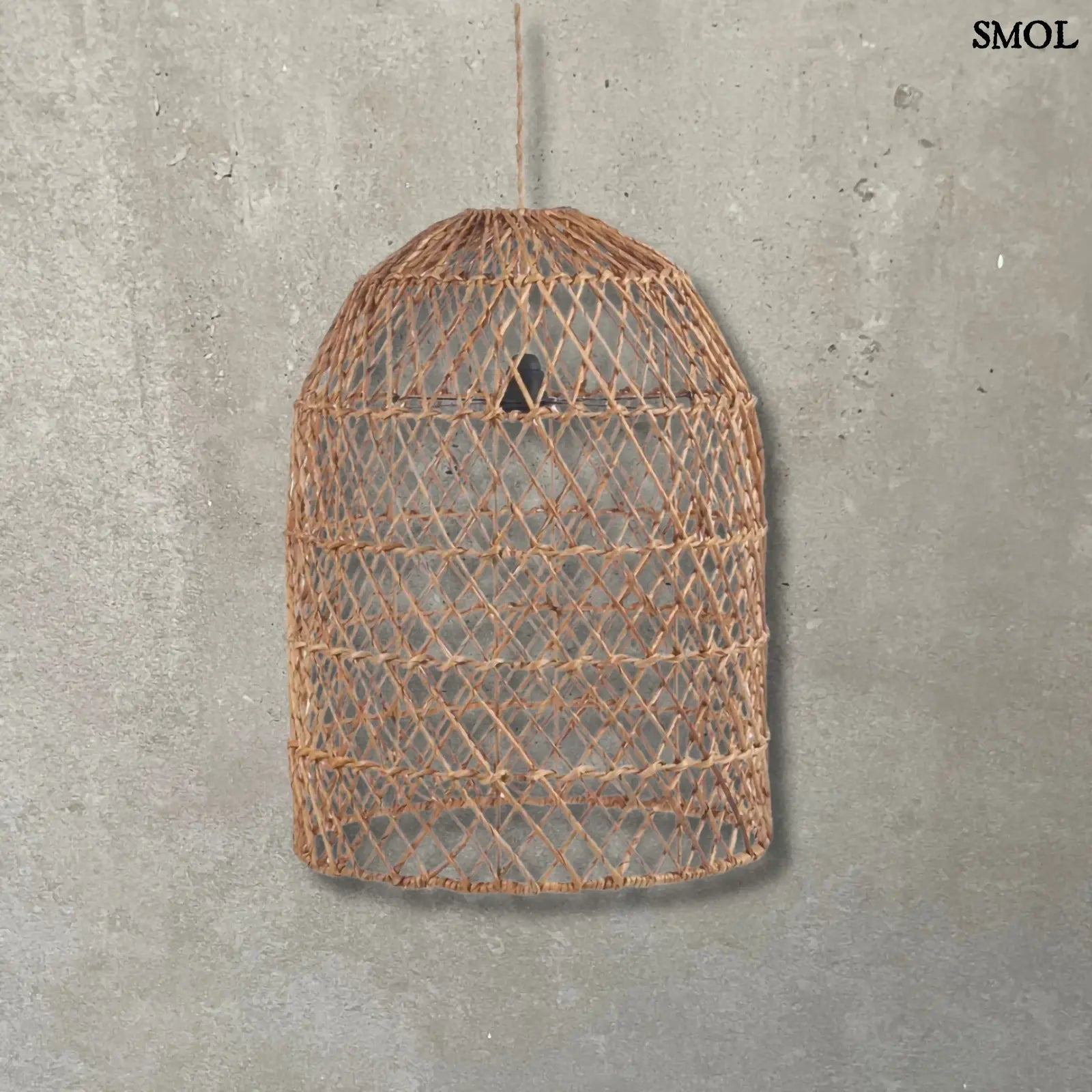 Kézzel fonott, natúr színű banánlevél függőlámpaernyő szürke háttérrel