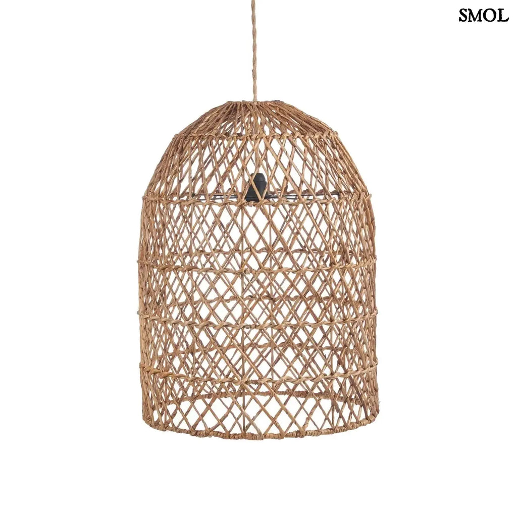 Kézzel fonott, natúr színű banánlevél függőlámpaernyő fehér háttérrel