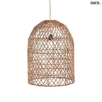 Kézzel fonott, natúr színű banánlevél függőlámpaernyő fehér háttérrel