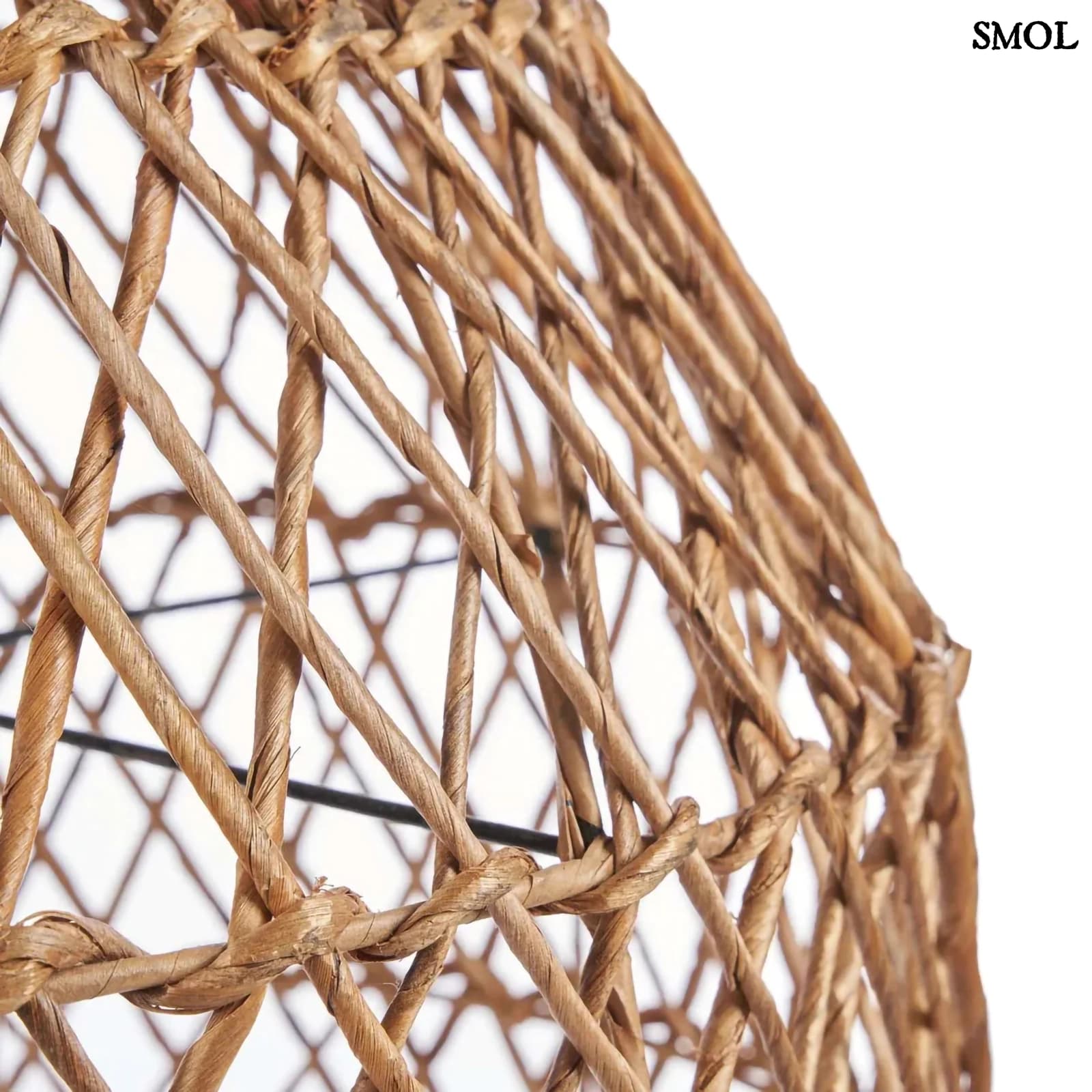 Kézzel fonott, natúr színű banánlevél függőlámpaernyő oldalról nagyítva