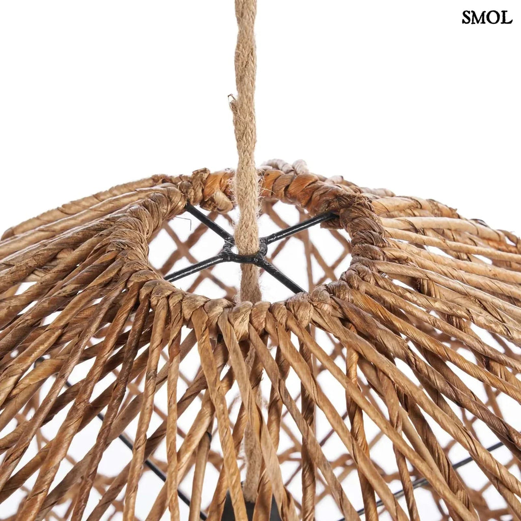 Kézzel fonott, natúr színű banánlevél függőlámpaernyő felülről nagyítva