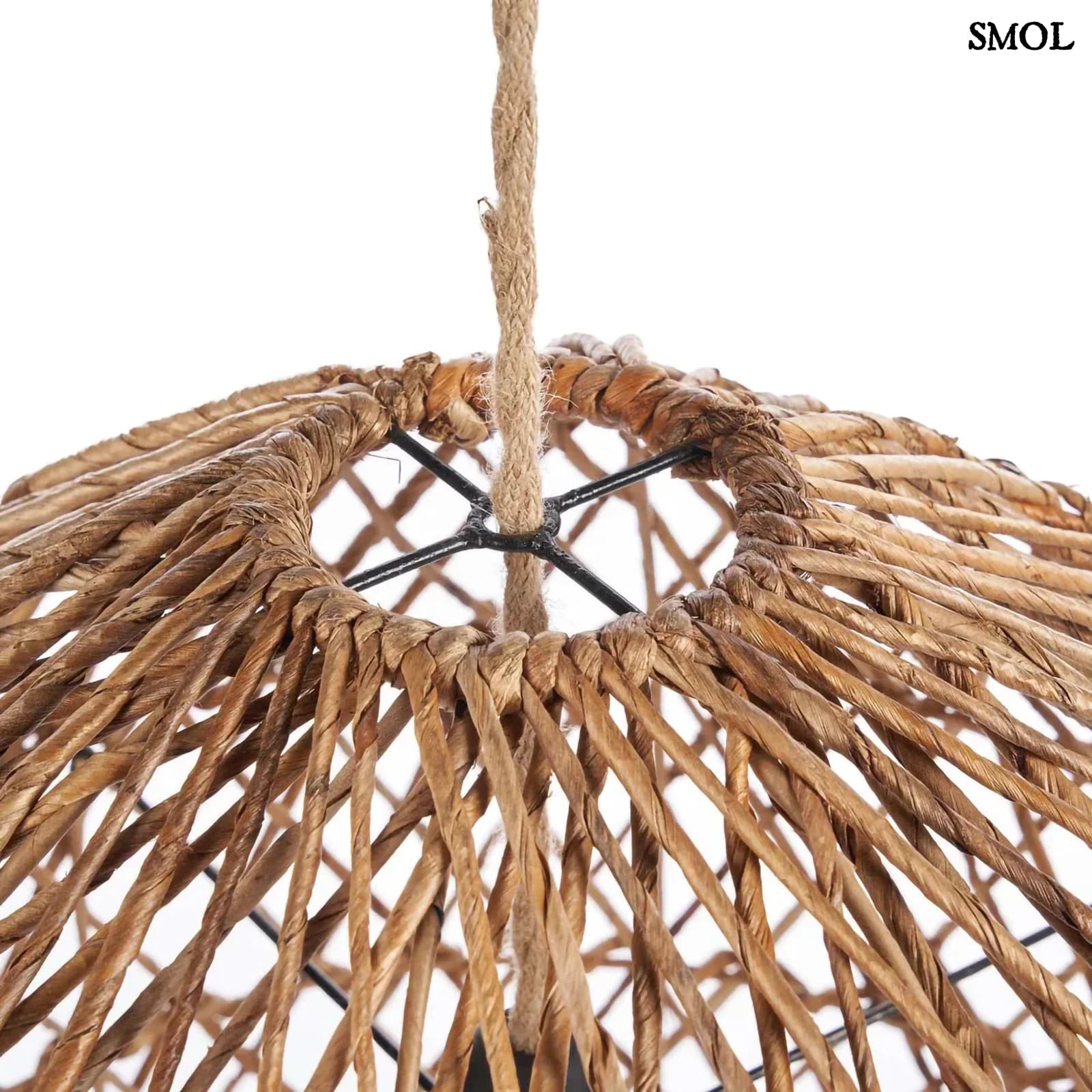 Kézzel fonott, natúr színű banánlevél függőlámpaernyő felülről nagyítva