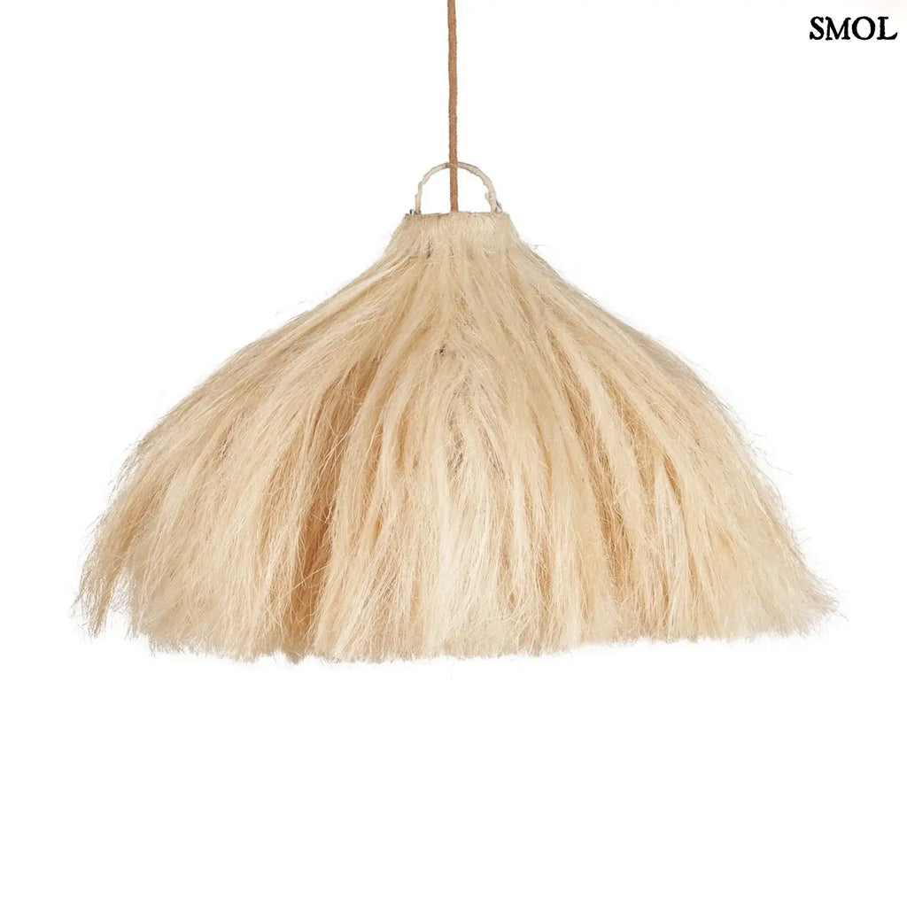 Függőlámpaernyő natúr rami rostból kézzel szőtt, organikus design, fehér háttérrel