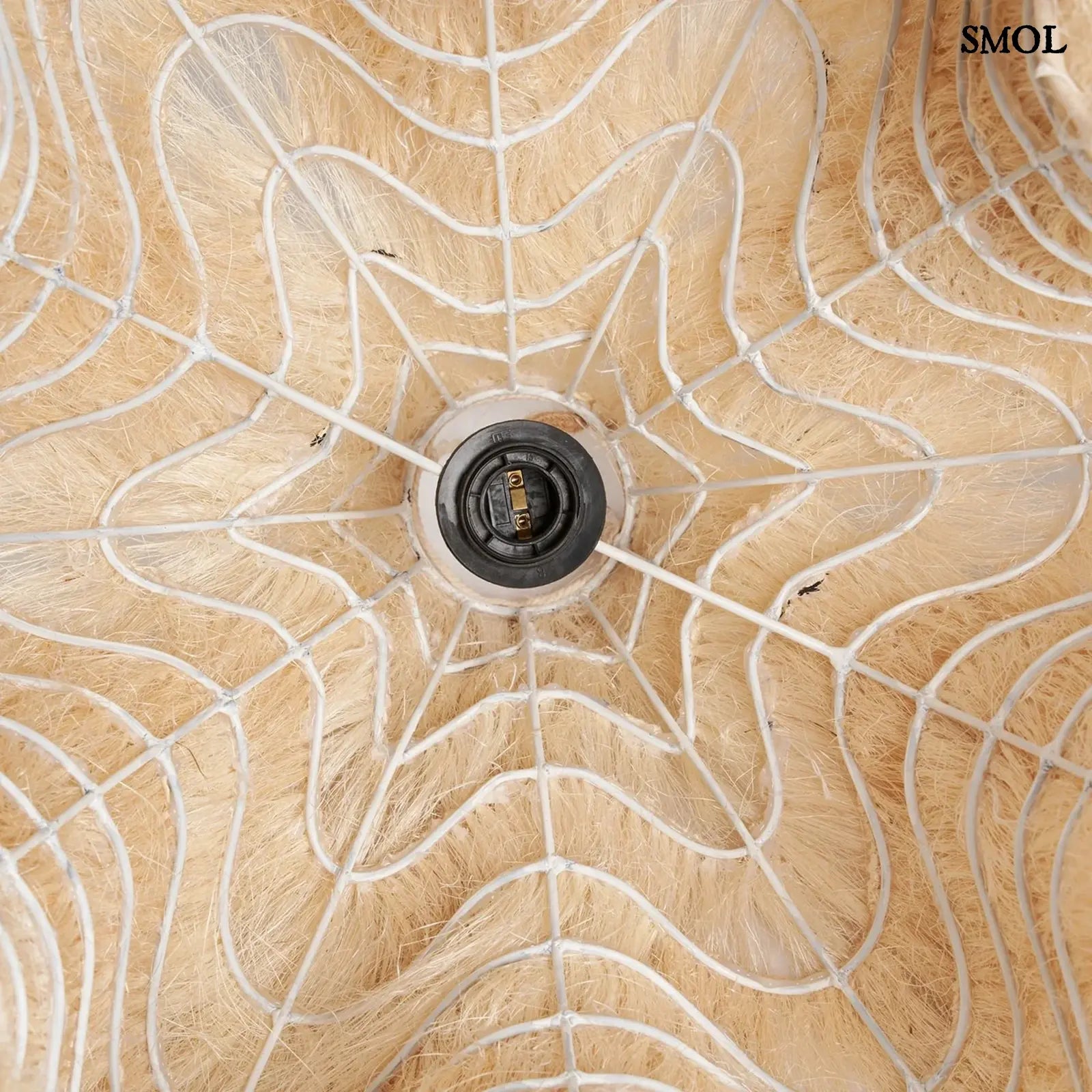 Függőlámpaernyő natúr rami rostból kézzel szőtt, organikus design, közepe alulról nagyítva