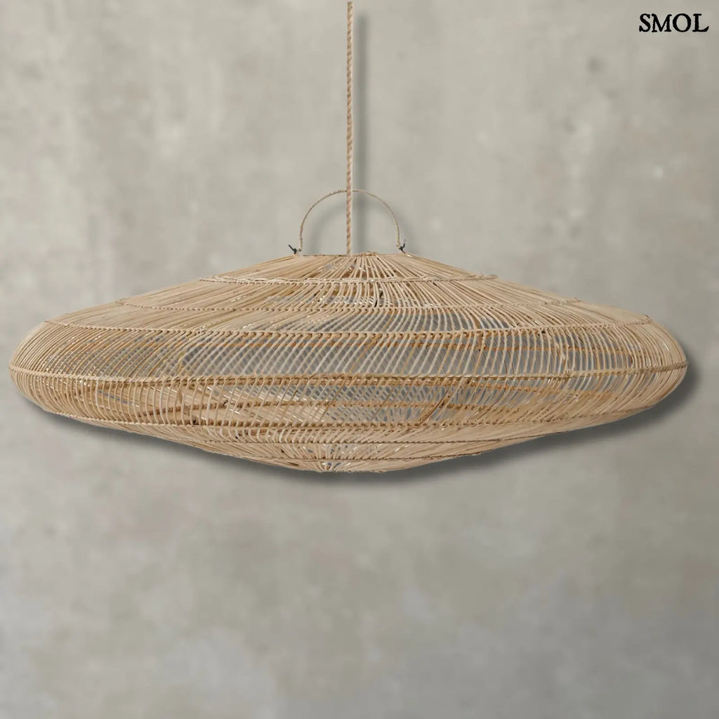 rattan függőlámpaernyő natúr színben, extra nagy méretben, szürke háttérrel