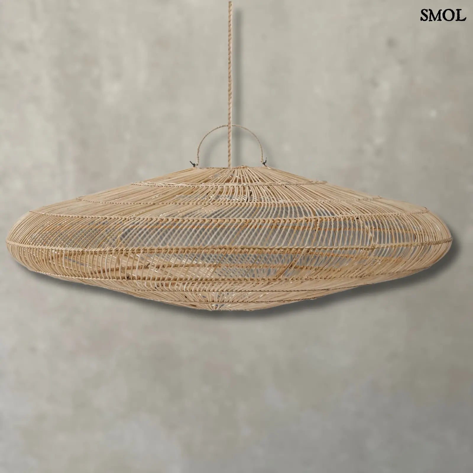 rattan függőlámpaernyő natúr színben, extra nagy méretben, szürke háttérrel