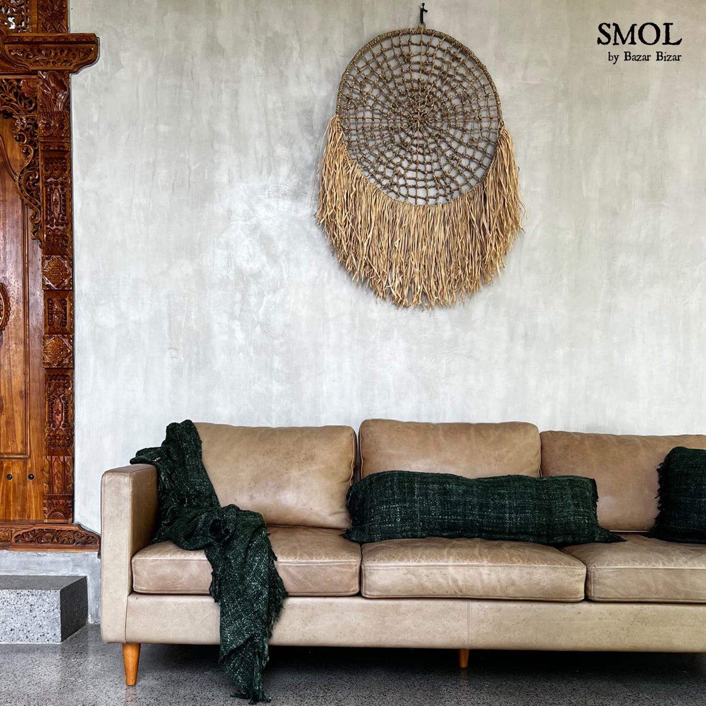 smol.hu -GRETEL, sötétzöld takaró, 170x130 cm szobában, kanapén párnákkal