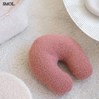 Gyerek U-párna | GUAVA, U-alakú, gyerekpárna - SMOL - szőnyegen