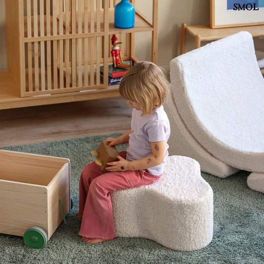 Gyerek felhő puff | CLOUD CREAM WHITE - SMOL - játszó gyerekkel