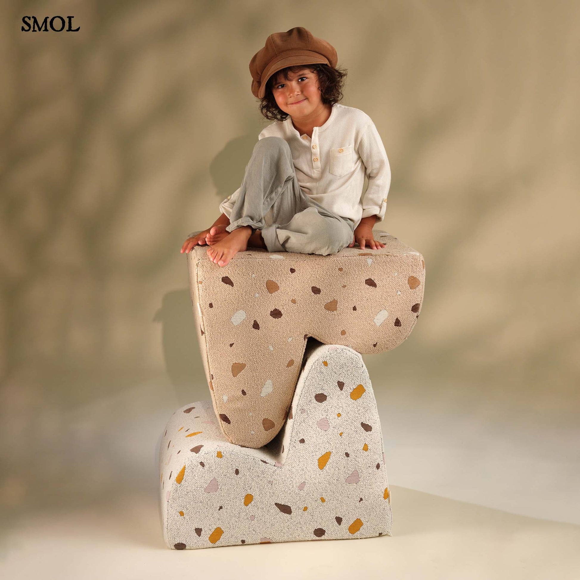 Gyerek felhőfotel | TERRAZZO SAND - SMOL - egymásra pakolva, gyerekkel a tetején
