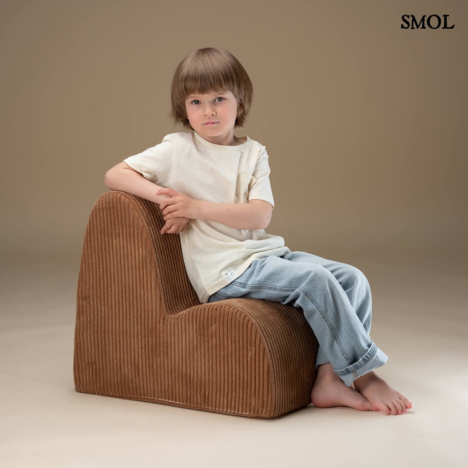 Gyerek felhőfotel | TOFFEE, felhő alakú, kordbársony gyerekfotel - SMOL - gyerekkel