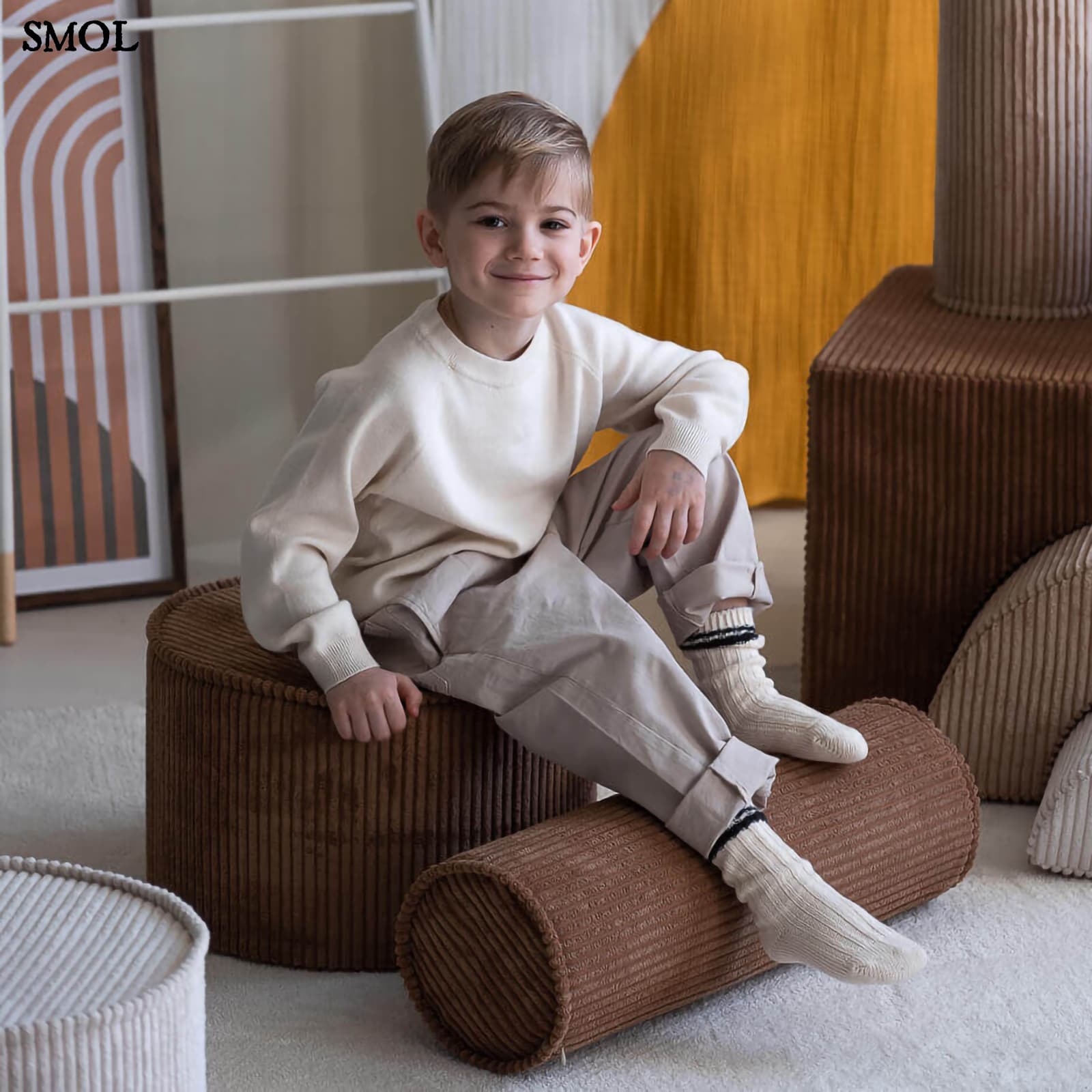 Gyerek hengerpárna | TOFFEE, henger alakú gyerekpárna - SMOL - mosolygó gyerekkel , gyerekszobában