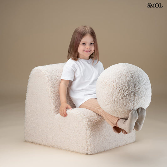Gyerek labdapárna| CREAM WHITE, labda alakú gyerekpárna - SMOL - egyensúlyozó gyerekkel