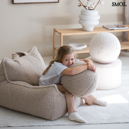 Gyerek labdapárna| CREAM WHITE, labda alakú gyerekpárna - SMOL - ölelő gyerekkel